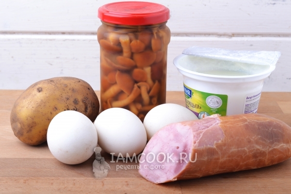 Ingredienti per insalata con funghi marinati e prosciutto