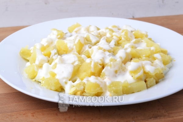 Disporre uno strato di patate con lo yogurt