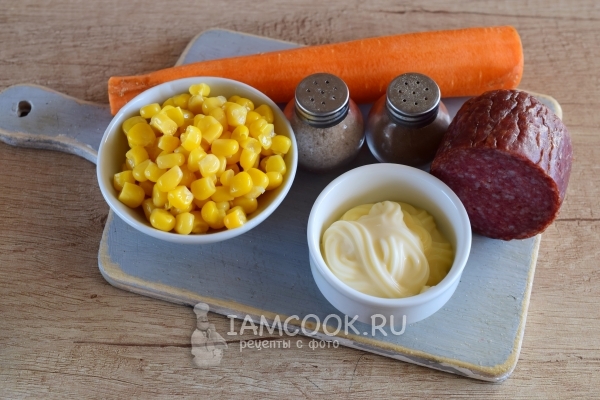 Ingredienti per insalata con carote, salsiccia affumicata e mais
