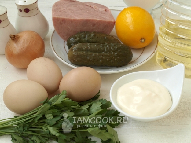 沙拉配煎蛋和火腿的配料