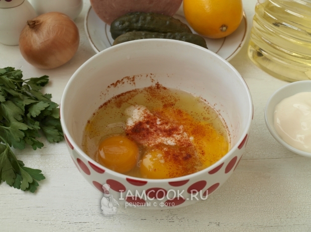 Свържете яйцата, заквасената сметана и подправките