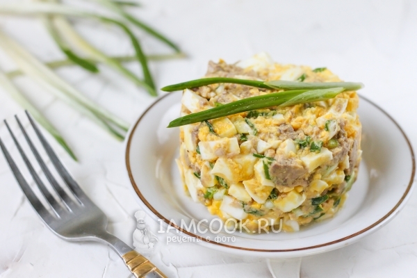 Foto von Salat mit Leber von Kabeljau, Ei und Zwiebeln