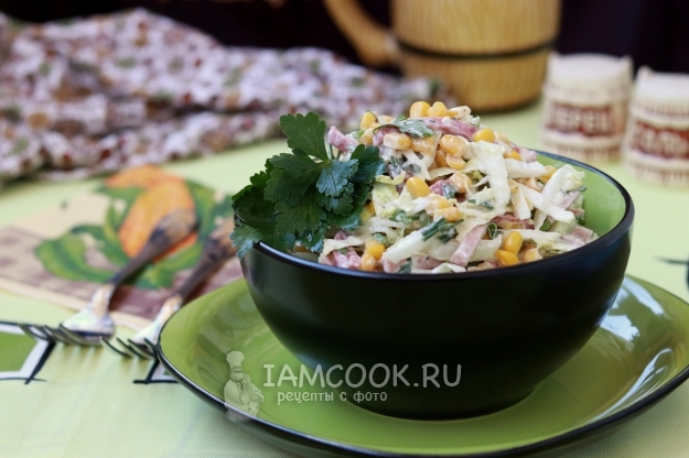 Salad Recept s Pekinese kupusom, kobasicama i kukuruzom