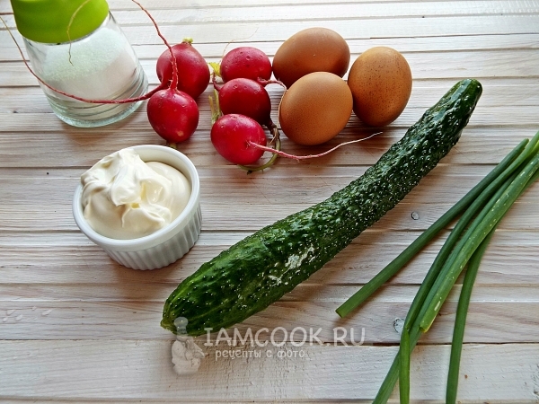 Bahan untuk salad dengan lobak, mentimun dan telur