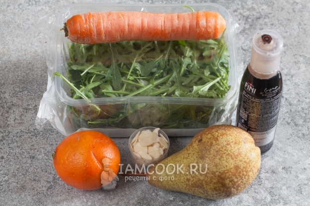 Ingredienser til salat med arugula og pære