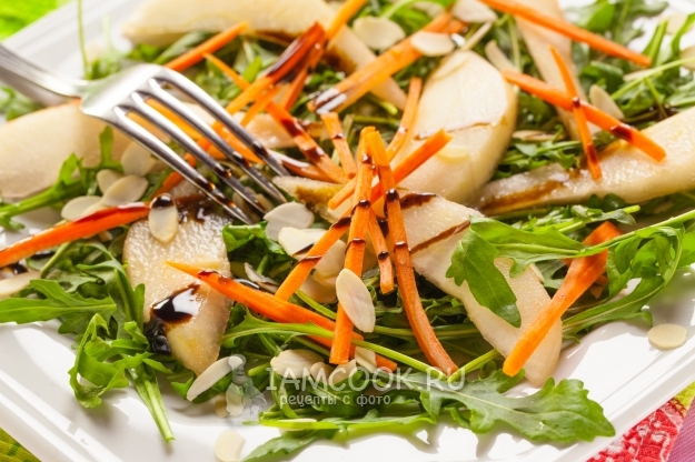 Recipe for salad with arugula and pear