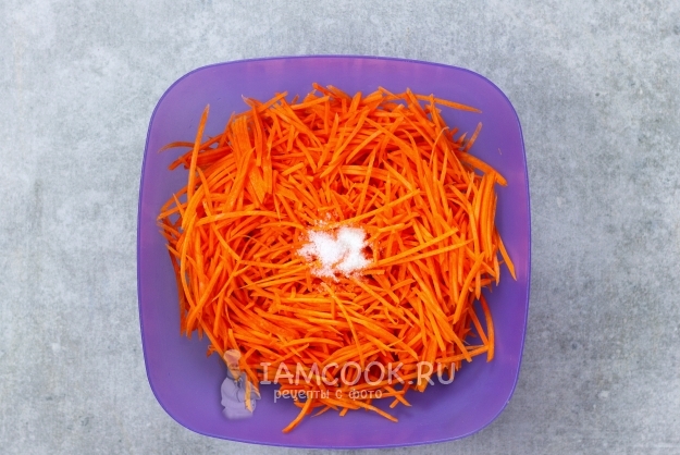 गाजर के लिए नमक और चीनी डालो