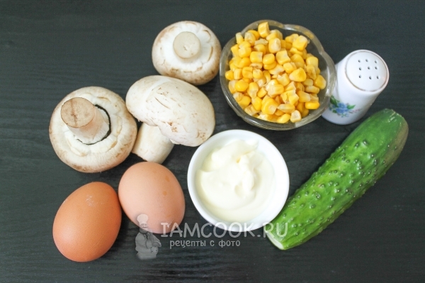 Ingredientes para ensalada con champiñones y maíz