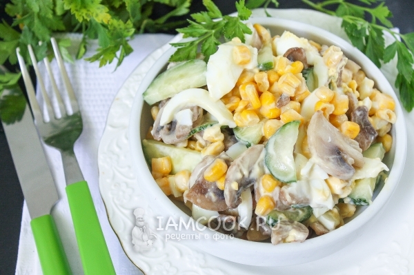Foto de una ensalada con champiñones y maíz