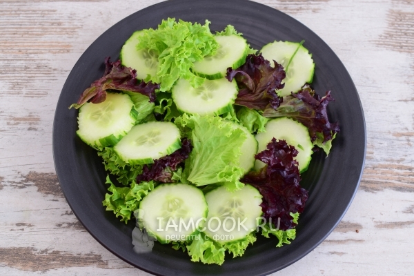 Kombinujte okurky s listy hlávkového salátu