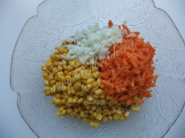 Лук с моркови и царевица
