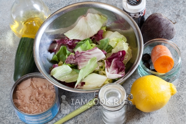 Ingredienti per insalata con tonno e sedano