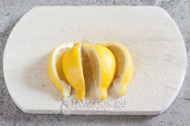 Schneide die Zitrone in Scheiben