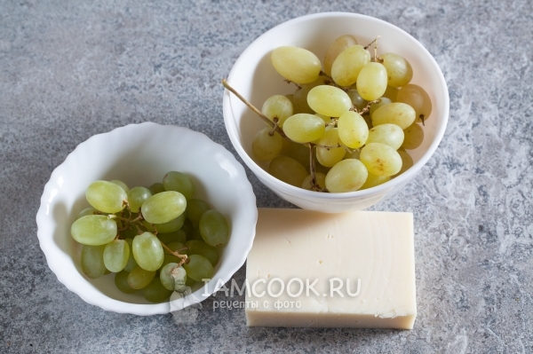 Ingredienser til salat med druer og ost