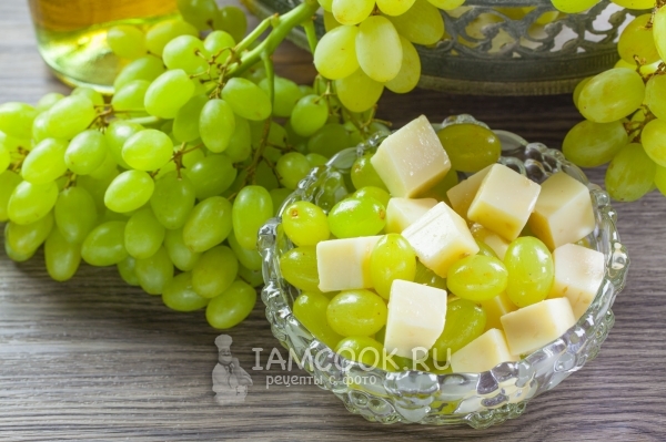 一张沙拉配葡萄和奶酪的照片