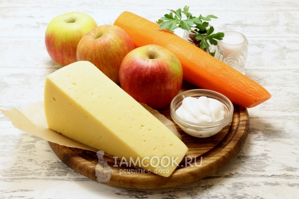 Zutaten für Salat mit Apfel, Karotten und Käse