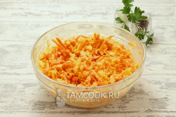 Снимка на салата с ябълка, моркови и сирене