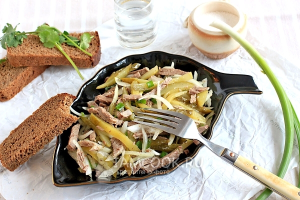 Рецепта за салата Шахтьор със солена краставица