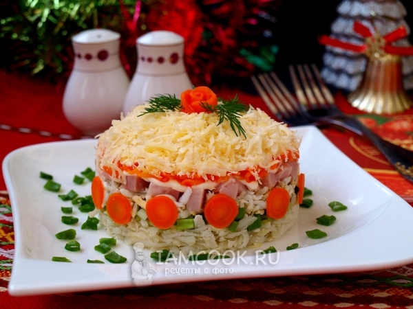 Fénykép egy puffasztott saláta sonkával és sajttal