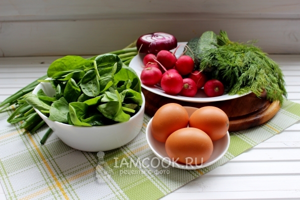 Ingredienser til salat med spinat og æg