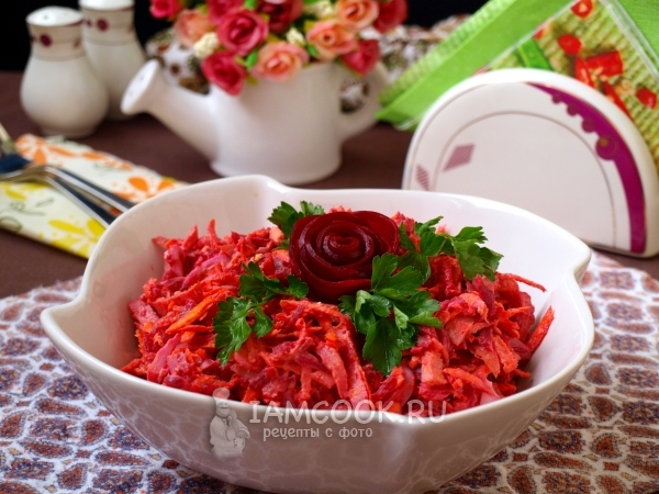 Φωτογραφία σαλάτας με τεύτλα, καρότα και λουκάνικο