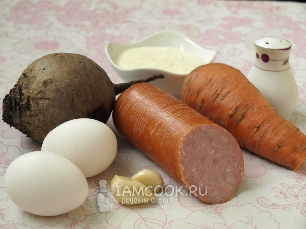 Ingredientes para ensalada con remolacha, zanahoria y salchicha