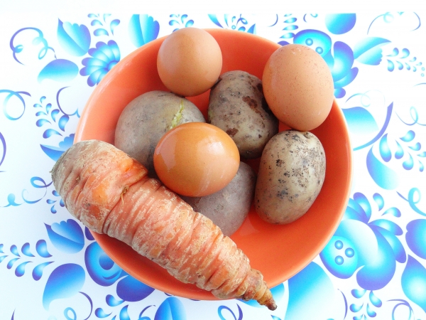 गाजर, आलू और अंडे उबाल लें