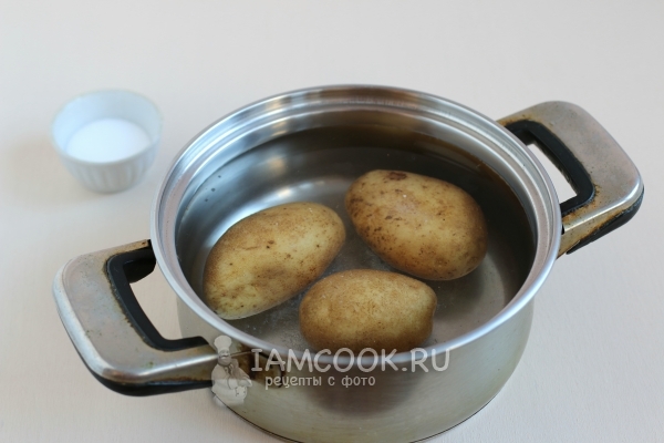 ضع البطاطا في وعاء من الماء
