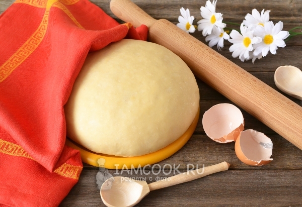 Foto af en dejgærdeig til tærter i ovnen