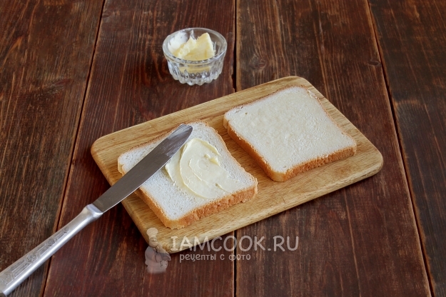 Oleskan mentega di atas roti