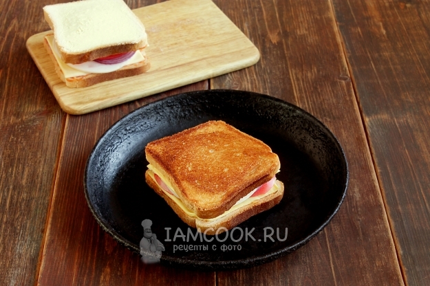 Stek sandwichen i en stegepande