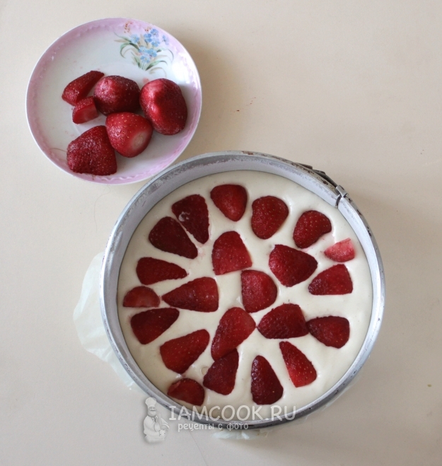 Поставете ягодите върху тестото