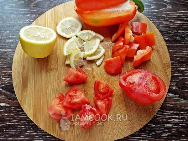 Нарежете зеленчуци и лимон