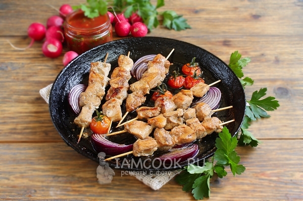 Foto di un shish kebab da un pollo in padella