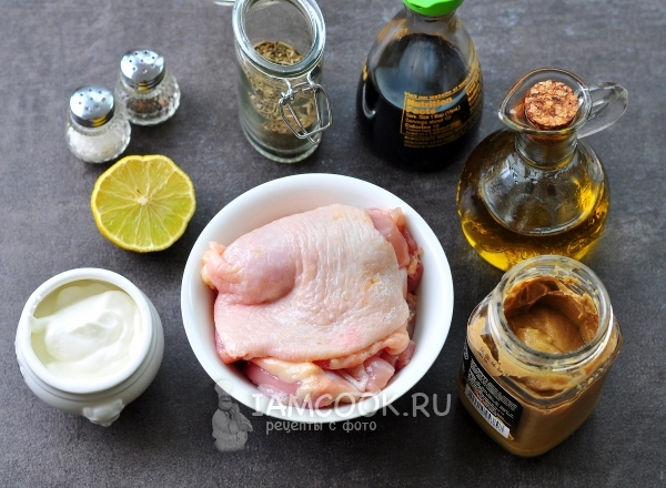 Ingredienti per lo shish kebab di pollo in forno su spiedini
