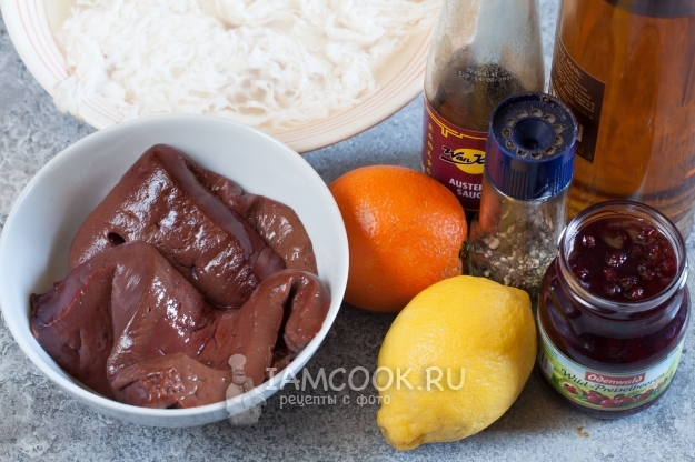 Ingredientes para shish kebab de un hígado en una rejilla de grasa