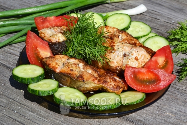 एक जाली पर लाल मछली के एक चमकदार कबाब का फोटो