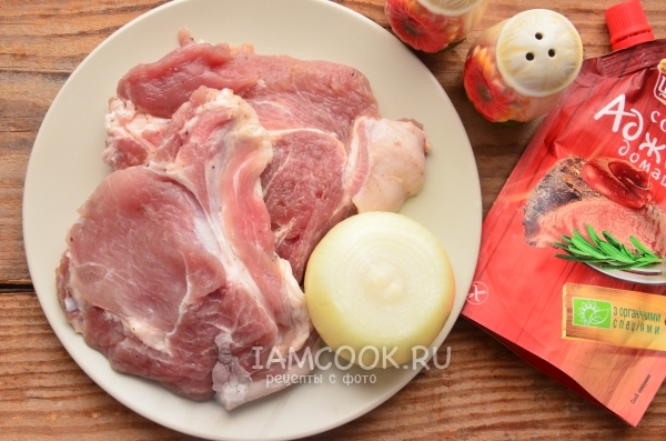 Ingredientes para shish kebab de cerdo en papel de aluminio en el horno