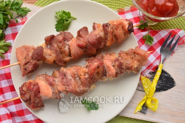 La receta de shish kebab de cerdo en papel de aluminio en el horno
