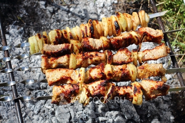 La receta de un shish kebab de cerdo en adobo de mayonesa y cebolla