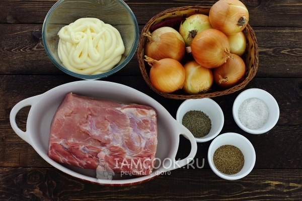 Ingredientes para shish kebab de cerdo en adobo de mayonesa y cebolla