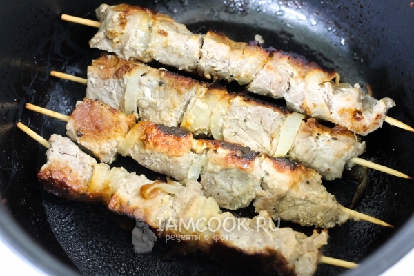 Foto de shish kebab de cerdo en multivark