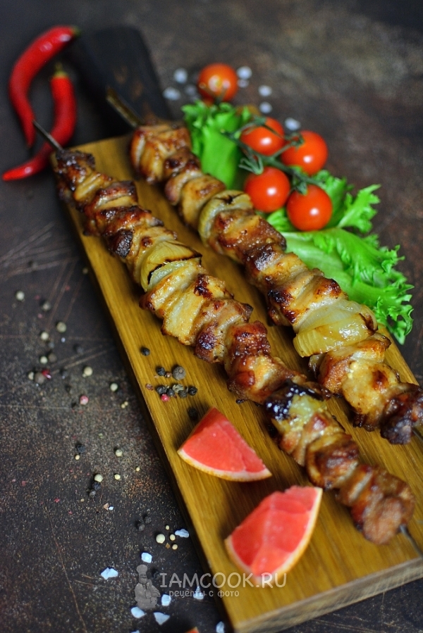 Foto kebab shish dari brisket babi