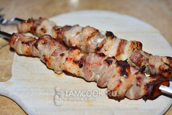 Shish kebab sianlihasta grillillä uunissa