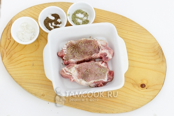Grate meat with spices and salt