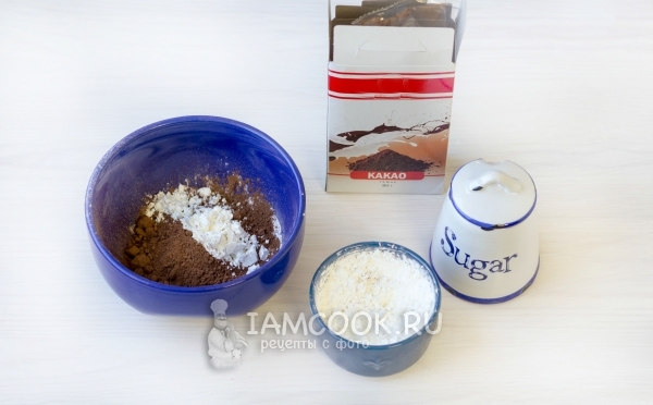Kombiner pulveriseret sukker, kakao og stivelse