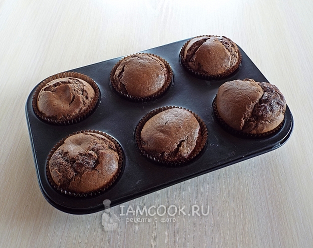 Foto von Schokoladenkleinen kuchen mit Nussbaum