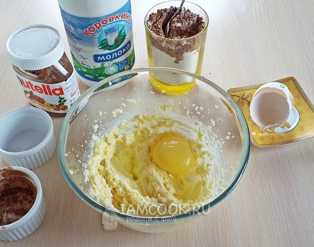 Kombiniere Butter, Zucker und Ei