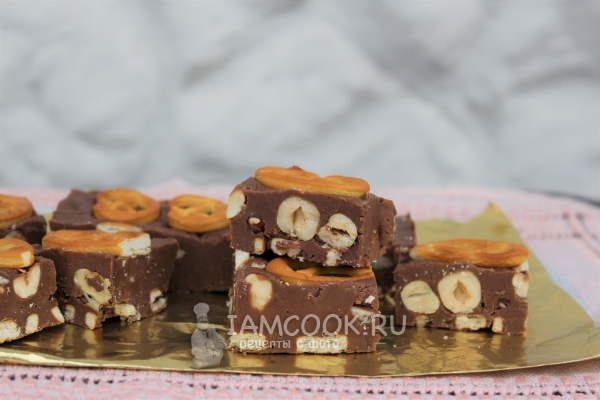 Fotografie z čokolády fudge s lískovými oříšky