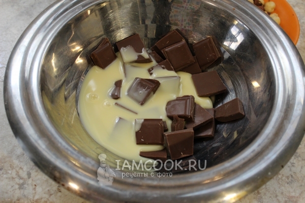 מערבבים חלב מרוכז עם שוקולד